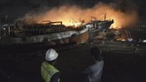 Kepala KSOP Kelas II Benoa, Dwi Yanto, mengatakan bangkai-bangkai kapal sisa terbakar untuk sementara diarahkan ke bagian pojok dermaga tersebut agar tidak menggangu lalu lintas kapal di pelabuhan tersebut. (ANTARA FOTO/Fikri Yusuf)