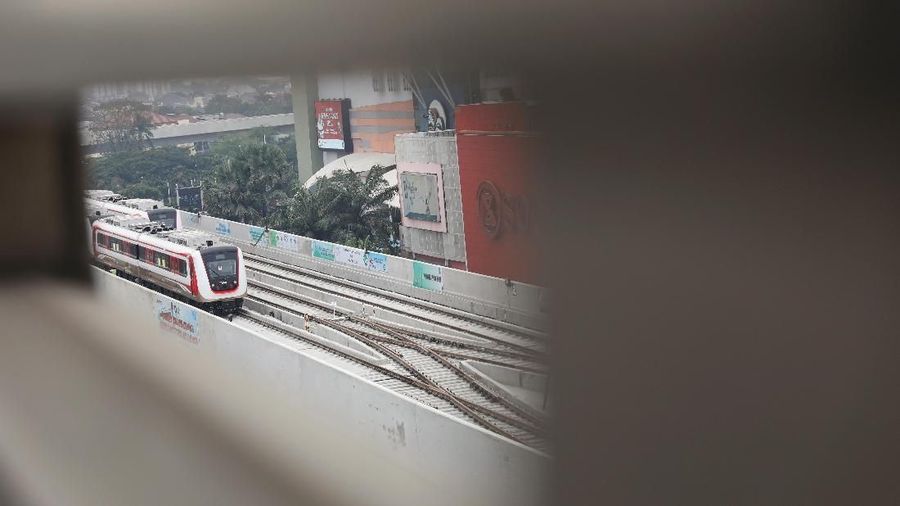 Sertifikasi LRT tengah berlangsung dan direncanakan dapat beroperasi pada 10 Agustus 2018.