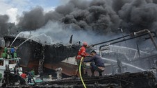 34 Jam Api Masih Terlihat di Pelabuhan Benoa