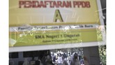 Calon siswa menyerahkan berkas kelengkapan pendaftaran PPDB 2018 untuk diverifikasi di SMA Negeri 1 Ungaran, Kabupaten Semarang, Jawa Tengah, Senin (2/7). Kemendikbud menerapkan sistem zonasi untuk PPDB 2018 julai dari TK hingga SMA untuk pemerataan akses dan kualitas pendidikan. (ANTARA FOTO/Aditya Pradana Putra)
