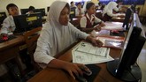 Siswa melakukan pendaftaran secara daring di SMPN 1 Slawi, Kabupaten Tegal, Jawa Tengah, Senin (2/7). Disdik Kabupaten Tegal, menyatakan PPDB 2018 menerapkan sistem zonasi untuk mendekatkan satuan pendidikan dengan tempat tinggal peserta didik. (ANTARA FOTO/Oky Lukmansyah)