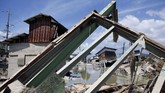 Meski banjir, siang hari panas terik bisa mencapai 30 derajat Celcius. (REUTERS/Issei Kato)
