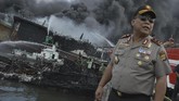 Kapolda Bali Inspektur Jenderal Petrus R Golose menyaksikan pemadaman api di lokasi kebakaran kapal ikan di Pelabuhan Benoa, Denpasar, Bali, Senin (9/7). Polisi telah memeriksa belasan Anak Buah Kapaldan akan meneliti penyebab terbakarnya 40 unit kapal nelayan. (ANTARA FOTO/Fikri Yusuf)