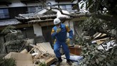 Hujan lebat yang mengguyur wilayah barat Jepang menyebabkan banjir dan tanah longsor, kondisi rumah di Kota Mabi, Kurashiki, Prefektur Okayama, Jepang, Selasa (10/7). (REUTERS/Issei Kato)