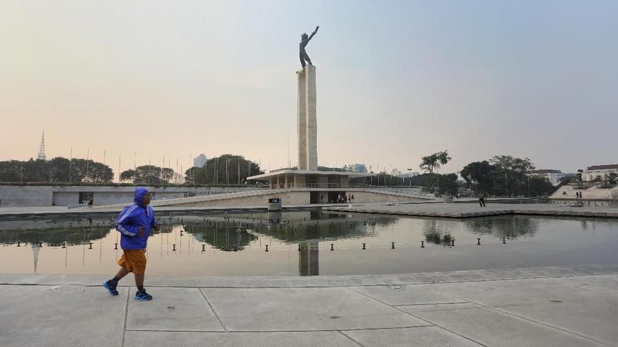 Revitalisasi Lapangan Banteng ini merupakan proyek Provinsi DKI Jakarta yang didanai dari beberapa perusahaan swasta.