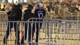 Polisi Prancis terpaksa turun tangan dan mengamankan sejumlah suporter sepak bola yang terlalu gembira atas kemenangan Timnas Prancis yang lolos babak final Piala Dunia 2018. (REUTERS/Gonzalo Fuentes)