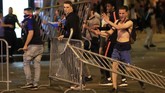 Namun di sejumlah tempat seperti di Champs Elysees, pawai kemenangan berujung kericuhan. (REUTERS/Gonzalo Fuentes)