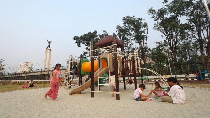 Revitalisasi Lapangan Banteng ini merupakan proyek Provinsi DKI Jakarta yang didanai dari beberapa perusahaan swasta.