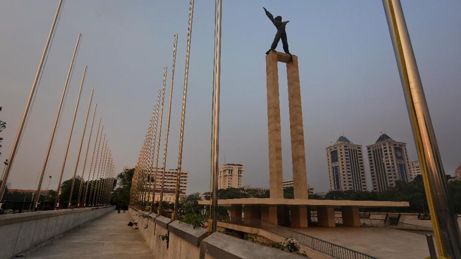 Revitalisasi Lapangan Banteng ini merupakan proyek Provinsi DKI Jakarta yang didanai dari beberapa perusahaan swasta.