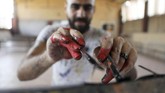 Seorang seniman asal Mesir mampu membuat lukisan dengan cepat, hanya beberapa menit. (REUTERS/Mohamed Abd El Ghany)