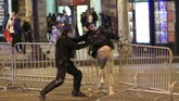 Sejumlah fans ditangkap karena melempari polisi Prancis. (REUTERS/Gonzalo Fuentes)
