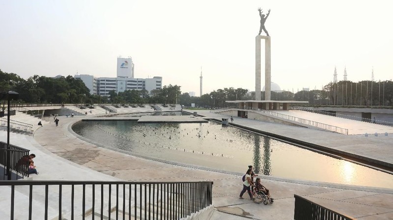 Revitalisasi Lapangan Banteng ini merupakan proyek Provinsi DKI Jakarta yang didanai dari beberapa perusahaan swasta.