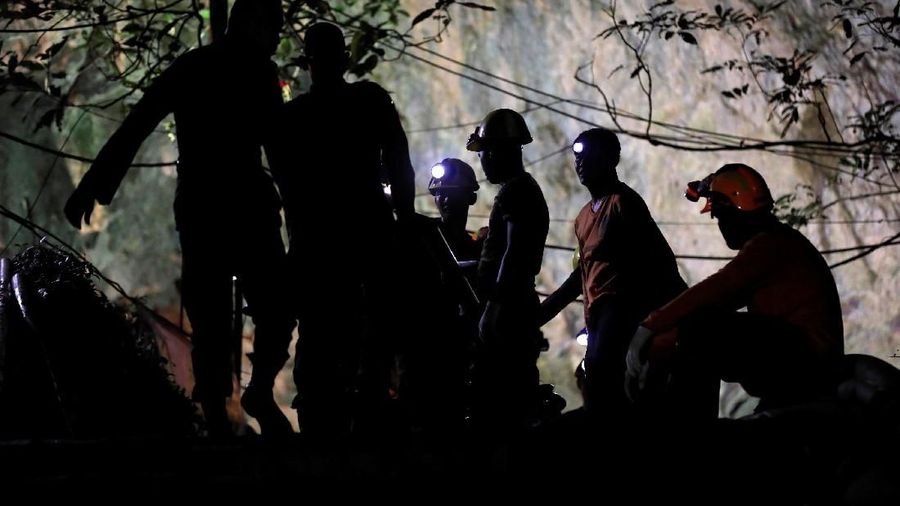 Rescue workers take a rest as they take out machines after 12 soccer players and their coach were rescued in Tham Luang cave complex in the northern province of Chiang Rai, Thailand, July 10, 2018. REUTERS/Soe Zeya Tun