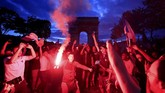 Warga Prancis merayakan kemenangan tim nasional mereka atas kesebelasan Belgia dalam pertandingan semi-final Piala Dunia 2018 di Champs Elysees, Paris. (REUTERS/Gonzalo Fuentes)