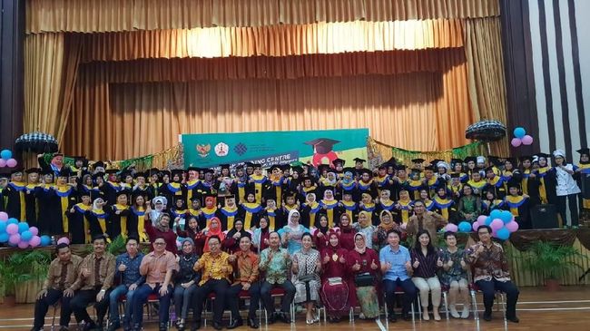 Ratusan Pekerja Migran Indonesia di Singapura Diwisuda