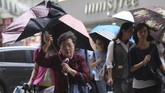 Semua sekolah di kota itu pun ditutup ketika topan itu menerjang pada Rabu pagi. (Reuters/Eason Lam)
