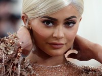Kalahkan Zuckerberg, Kylie Jenner Akan Jadi Miliuner Termuda