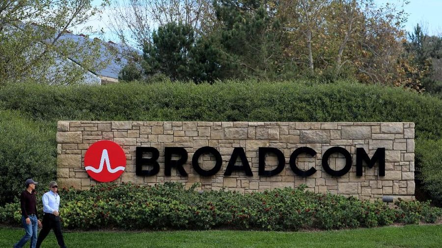 Untuk selesaikan akuisisi ini, Broadcom pindahkan kantor pusat dari Singapura ke AS untuk hindari tuduhan ancaman keamanan nasional.