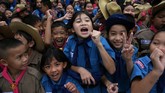 Kegembiraaan para siswa yang berkumpul di depan Rumah Sakit Chiang Rai Prachanukroh di mana 12 remaja dan pelatihnya dirawat setelah berhasil dikeluarkan dari Gua Tham Luang, Chiang Rai, Thailand Utara, Rabu (11/10). (REUTERS/Athit Perawongmetha)