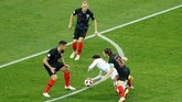 Gelandang Inggris Dele Alli dijatuhkan Luka Modric di depan kootak penalti Kroasia. Pelanggaran ini merupakan awal dari gol Inggris yang dicetak Kieran Trippier menit kelima. (REUTERS/Damir Sagolj)