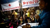 Kegembiraan juga dirasakan relawan di pusat media kompleks Tham Luang, Chiang Rai, Thailand, Rabu (10/7). (REUTERS/Soe Zeya Tun)