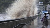 Topan ini pertama kali menyapu Daerah Lianjiang di sebelah timur China sekitar pukul 09.10 GMT, membawa angin berkecepatan 150 kilometer perjam. (Reuters/Stringer)