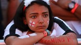 Seorang suporter Inggris terlihat lesu setelah pertandingan berakhir dengan skor 2-1 untuk Kroasia pada semifinal Piala Dunia 2018. (REUTERS/Simon Dawson)