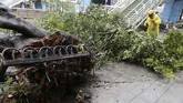 Sementara itu, angin berkecepatan 100 kilometer perjam berembus dan menghancurkan sekitar 2 ribu pohon di kota urban Ningde. (Reuters/Eason Lam)