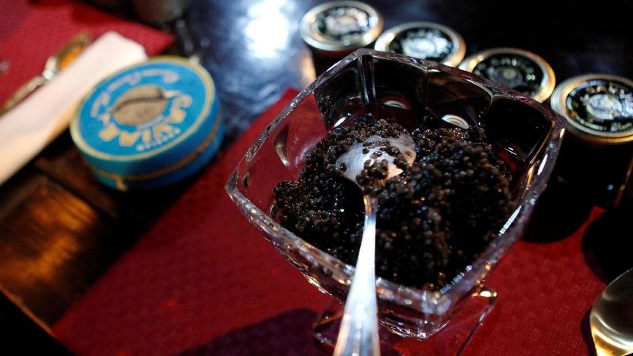 Mereka mencoba segalanya, mulai dari caviar mewah sampai makanan sehari-hari seperti lidah sapi.