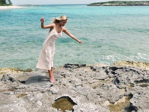 Demi Foto Instagramable di Laut, Selebgram Ini Digigit Hiu Demi Foto Instagramable di Laut, Selebgram Ini Digigit Hiu