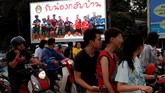 Papan reklame di jalan bertuliskan