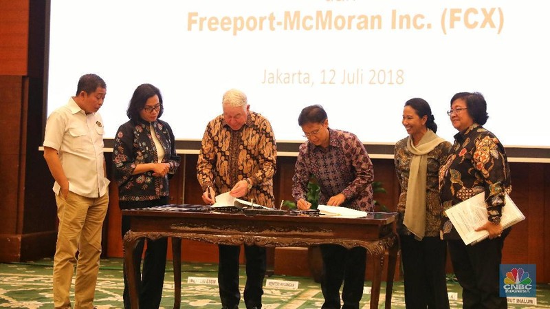 Pemerintah RI akhirnya meneken kesepakatan awal dengan Freeport McMoran untuk mengambil alih 51% saham di PT Freeport Indonesia.