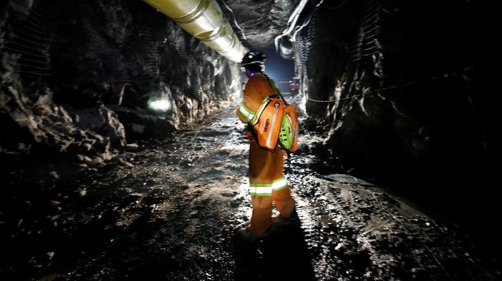 ilustrasi tambang emas A worker walks underground at Goldcorp Inc's Borden all-electric gold mine near Chapleau, Ontario, Canada, June 13, 2018. REUTERS/Chris Wattie
