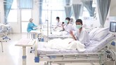 Sejumlah remaja yang berhasil diselamatkan dari Gua Tham Luang, Chiang Rai, Thailand melambaikan tangannya di Rumah Sakit Chiang Rai Prachanukroh, Rabu (11/7).