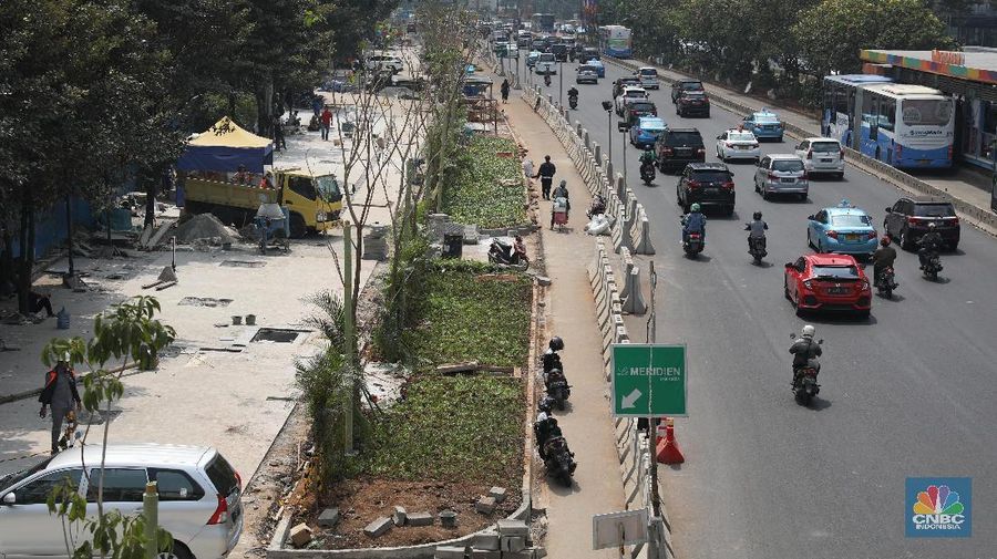 Pembenahan jalur pedestrian tersebut dipastikan rampung pada 31 Juli 2018