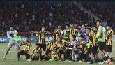 Timnas Malaysia U-19 melakukan selebrasi ketika berhasil mengalahkan Timnas Indonesia U-19 dengan adu pinalti di Stadion Gelora Delta Sidoarjo, Sidoarjo, Jawa Timur, Kamis (12/7). (ANTARA FOTO/Zabur Karuru/pd/18)