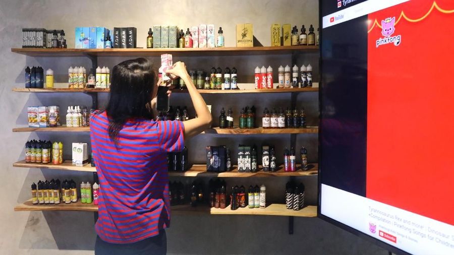 Belum genap 3 bulan berlaku, pengenaan cukai terhadap likuid rokok elektrik (vape) sudah memberikan kontribusi bagi penerimaan negara.