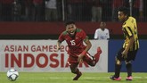 Pemain sayap Timnas Indonesia U-19 Saddil Ramdani (kiri) dijatuhkan pemain Malaysia Nabil Hakim (kanan) pada semi final Piala AFF U-19. Saddil mendapat satu kartu kuning di babak kedua dalam pertandingan itu. (ANTARA FOTO/Zabur Karuru/ama/18)