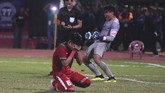 Winger Timnas Indonesia U-19 Witan Sulaeman (kiri) menutup wajahnya ketika gagal mencetak gol dalam adu penalti melawan Malaysia. Witan merupakan eksekutor ketika Timnas Indonesia dalam adu penalti itu. (ANTARA FOTO/Zabur Karuru/pd/18)