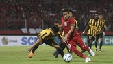 Penyerang Timnas Indonesia U-19 Egy Maulana Vikri (kanan) dihalangi pemain timnas Malaysia U-19 Muhammad Anwar (kiri). Pertandingan itu merupakan laga perdana Egy Maluana Vikri di Piala AFF U-19 setelah pulang dari Polandia. (ANTARA FOTO/Zabur Karuru/ama/18)