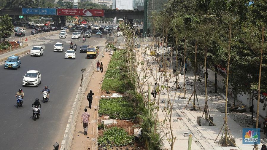 Pembenahan jalur pedestrian tersebut dipastikan rampung pada 31 Juli 2018