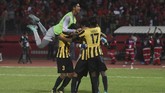 Pemain-pemain timnas Malaysia U-19 melakukan setelah berhasil mengalahkan Indonesia dalam adu penalti di babak semifinal Piala AFF U-19. Dalam kesempatan itu tiga penendang terakhir Timnas Indonesia gagal berbuah gol. (ANTARA FOTO/Zabur Karuru/pd/18)