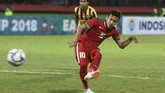 Penyerang Timnas Indonesia U-19 Egy Maulana Vikri melakukan tendangan pinalti saat melawan Malaysia U-19. Eksekusi itu berbuah gol sekaligus membawa Timnas Indonesia unggul 1-0 pada menit kedua. (ANTARA FOTO/Zabur Karuru/ama/18)