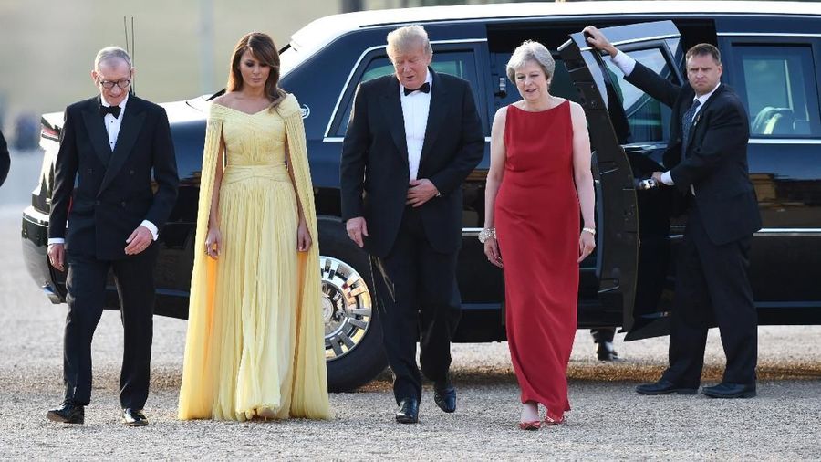 Perdana Menteri Theresa May menyajikan hidangan tradisional Inggris untuk Presiden AS Donald Trump.
