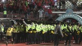 Petugas keamanan berusaha melindungi pesepak bola Malaysia U-19 Mohamad Izzuddin (kiri) dari lemparan suporter Indonesia usai laga semi final Piala AFF U-19 di Gelora Delta Sidoarjo, Sidoarjo, Jawa Timur, Kamis (12/7). Indonesia kalah adu pinalti dengan Malaysia dengan skor 2-3. (ANTARA FOTO/Zabur Karuru/pd/18)