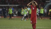 Striker Timnas Indonesia U-19 Hanis Saghara Putra memegang kepalanya ketika gagal memasukan bola ke gawang Malaysia dalam adu penalti. Tendangan Hanis ke pojok kanan bawah berhasil digagalkan kiper Malaysia. (ANTARA FOTO/Zabur Karuru/pd/18)
