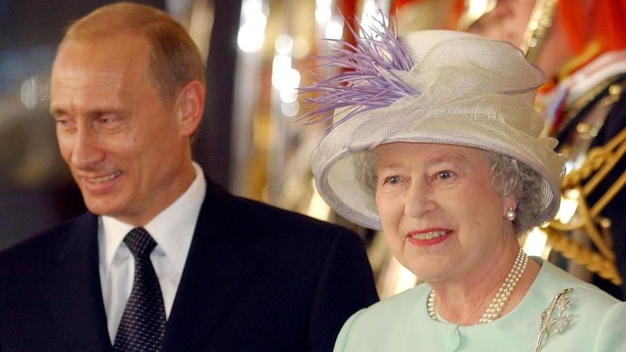 Ratu Elizabeth II muncul memberi pidato ke publik.