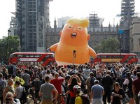 Balon Bayi Raksasa Tolak Kedatangan Trump di Inggris