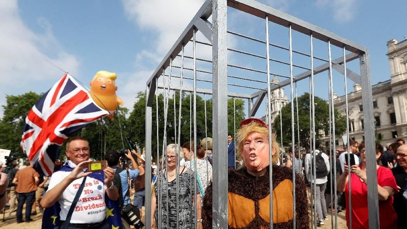 Aksi tersebut sebagai bentuk penolakan kedatangan Presiden AS Donald Trump di Inggris.