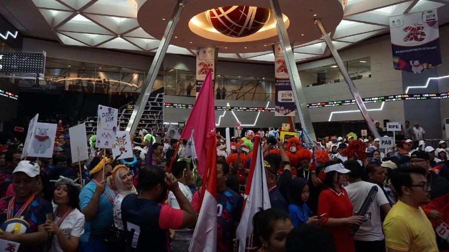 Hari ini kami perkirakan IHSG bergerak variatif dengan kecenderungan melemah.